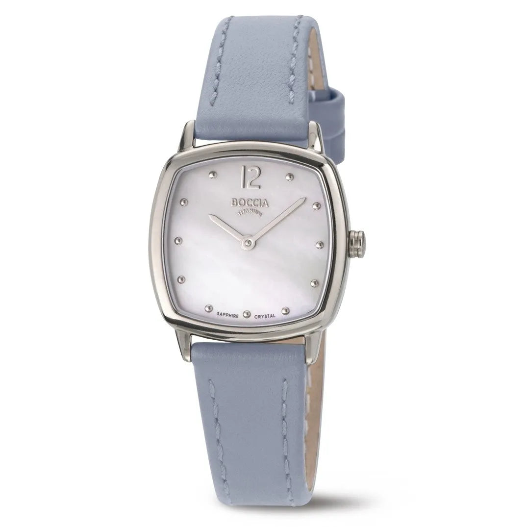 Boccia Titan Damenuhr mit Quarzwerk und Perlmuttzifferblatt. Elegantes Design mit hellblauem Lederarmband und silbernem Gehäuse.