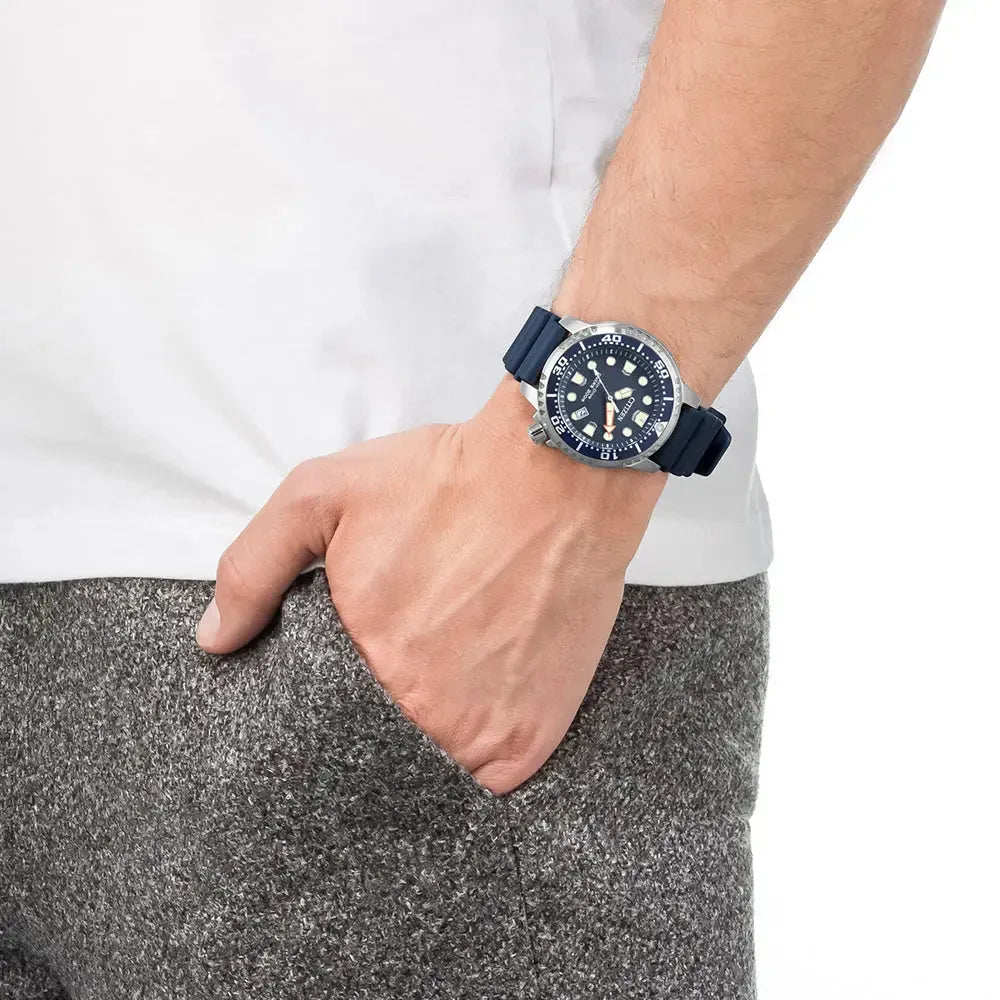 Citizen Herren-Solartaucheruhr Promaster Blau am Handgelenk getragen. Sportliches Design mit blauem Kautschukarmband für einen modernen Look.