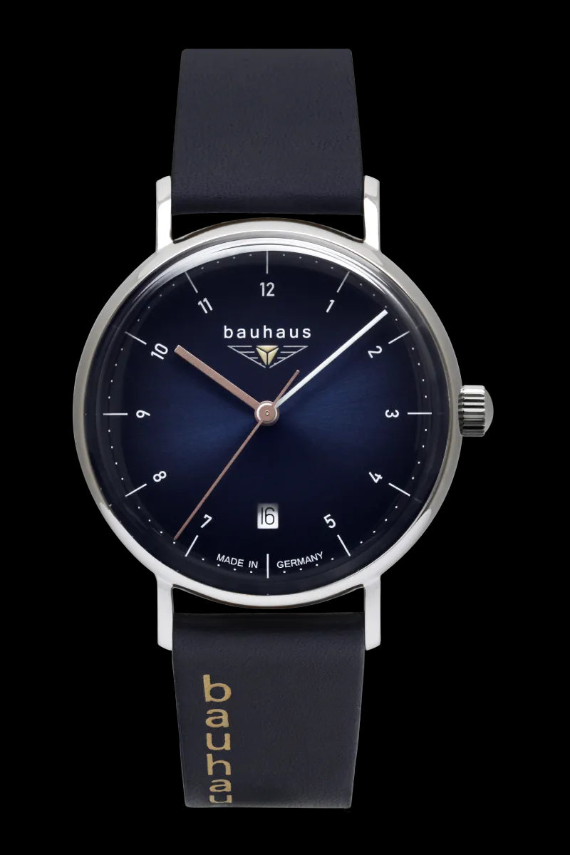 Bauhaus Quarzuhr im Bauhaus-Stil Blau mit elegantem Zifferblatt und Lederarmband. Stilvolle Herrenuhr, erhältlich bei Bendixen-Braun.