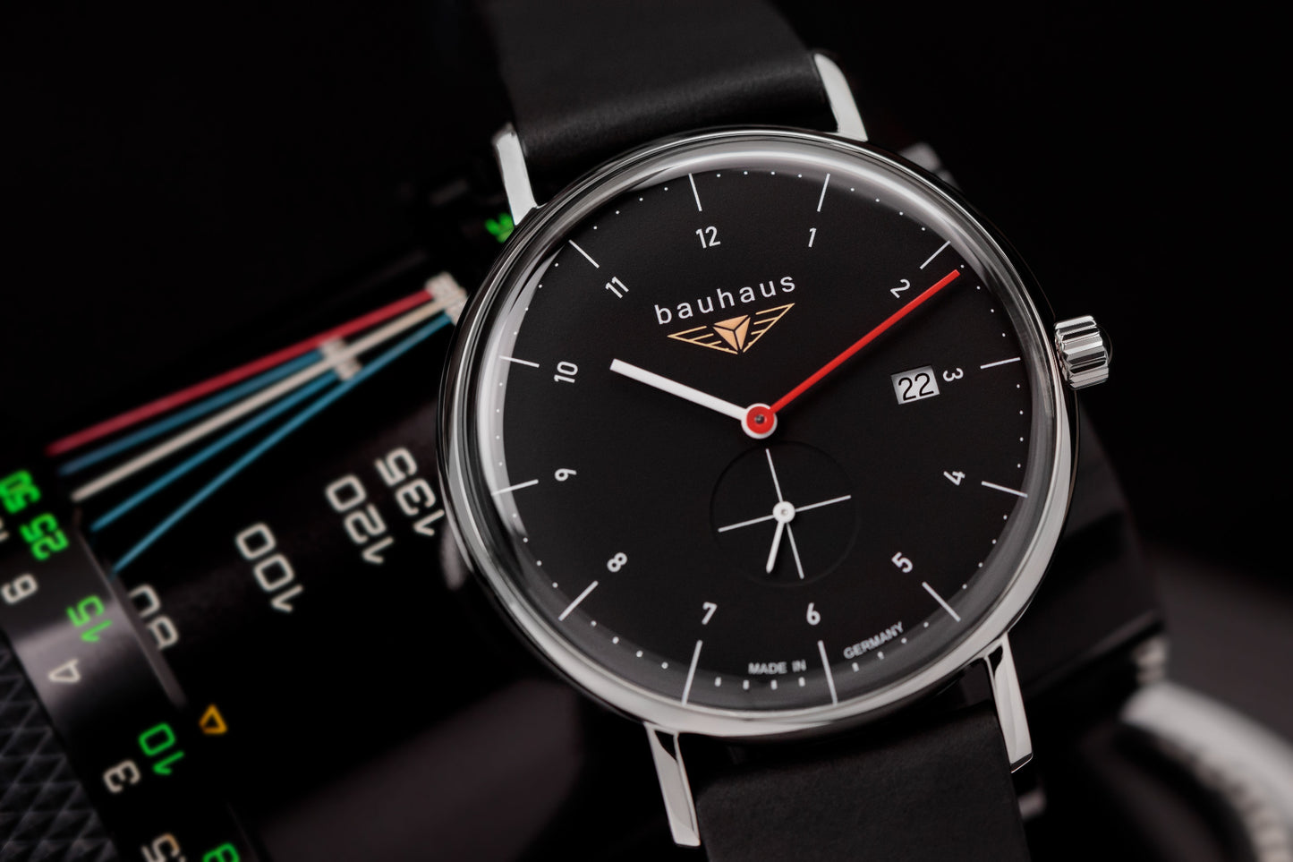 Bauhaus 2130-202 Herrenuhr Quarz kleine Sekunde Schwarz Close-up Bendixen-Braun – Dein Juwelier in Augsburg Uhren