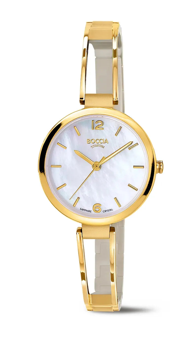 Boccia Titan Damenuhr mit goldfarbenem Spangenarmband und Perlmuttzifferblatt. Elegante Quarzuhr mit Saphirglas, erhältlich bei Bendixen-Braun.