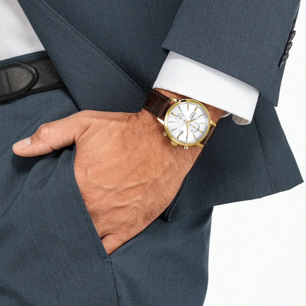 Citizen Herren-Chronograph Eco-Drive Gold Weiß am Handgelenk getragen. Edle Herrenuhr mit braunem Lederarmband für stilbewusste Männer.