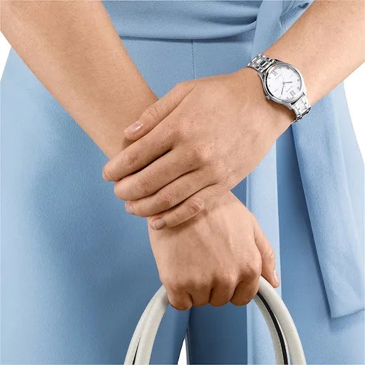 Citizen Solar-Damenuhr Edelstahl Quarz am Handgelenk getragen. Zeitlose Eleganz und nachhaltige Technologie für stilbewusste Damen.