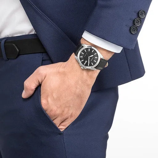 Citizen Herrenuhr Solar mit Lederarmband in Schwarz, getragen zu einem eleganten Anzug. Stilvolle Solaruhr für Herren bei Bendixen-Braun.