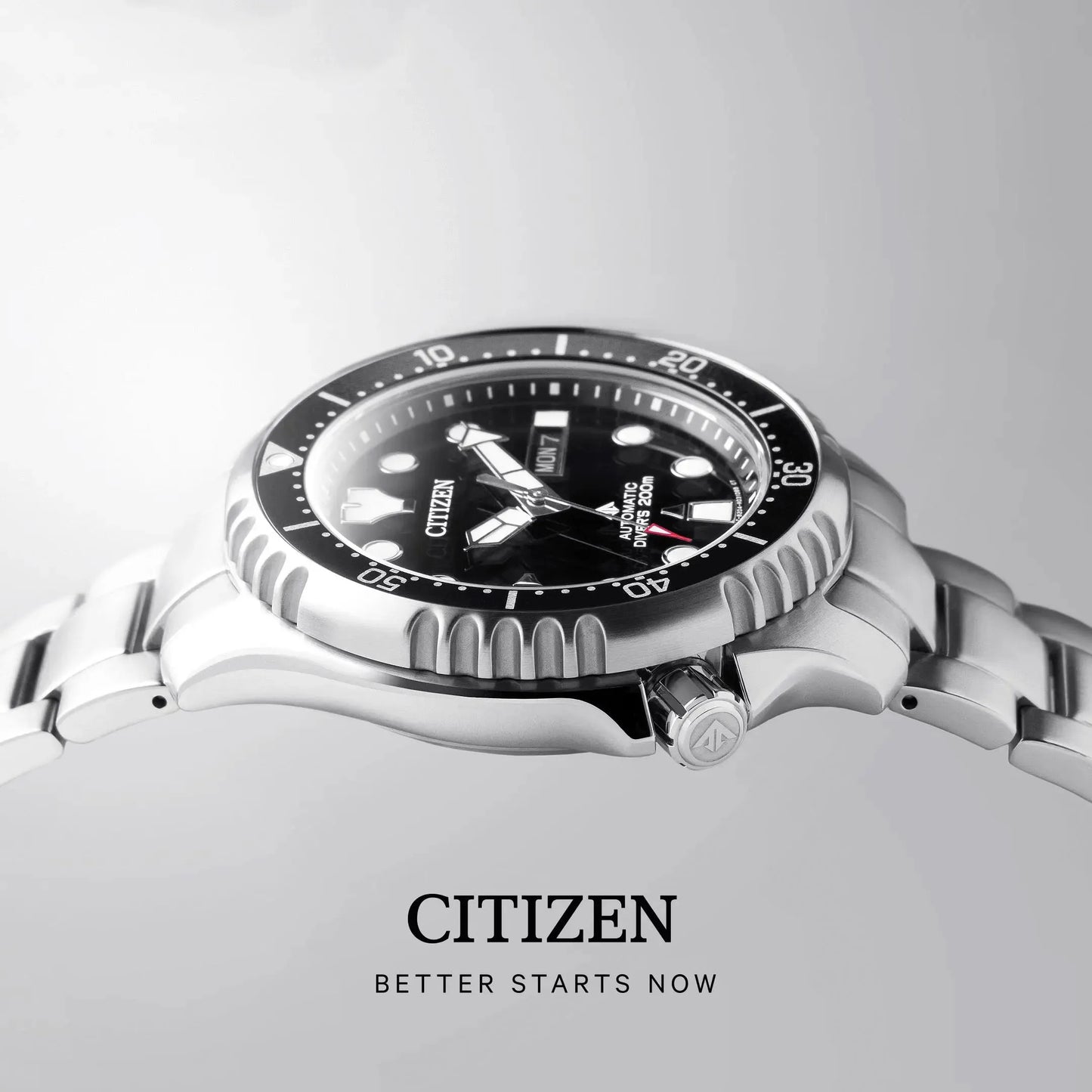 Detailaufnahme der Citizen Herren-Automatikuhr Promaster Marine mit Edelstahlgehäuse und leuchtenden Indizes. Perfekt für den maritimen Einsatz.