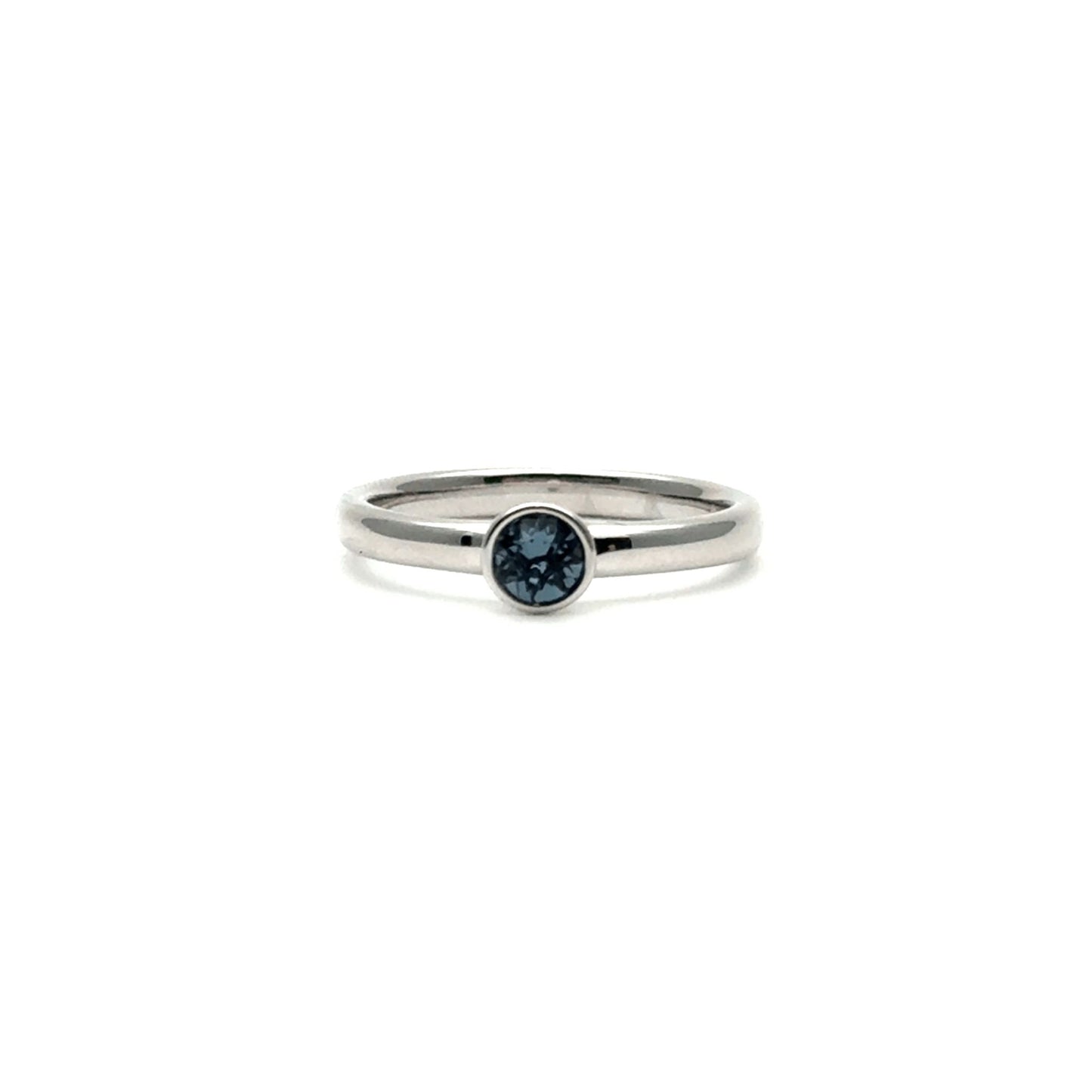 Yvette Ries Ring Silber 925 Zirkonia denim blue leicht seitlich Bendixen-Braun – Dein Juwelier in Augsburg Schmuck