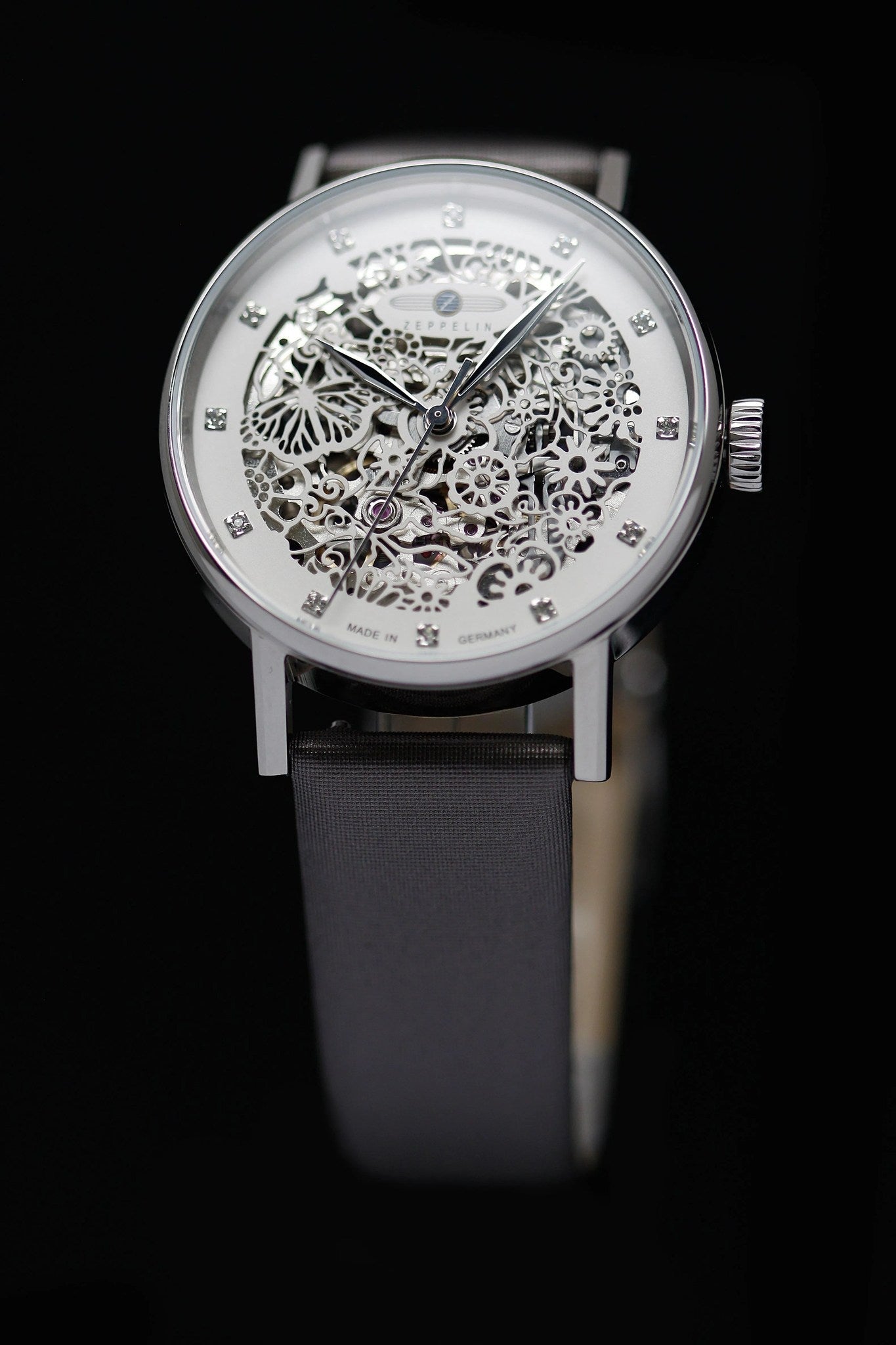 Exklusive Zeppelin Damenuhr Automatik mit skelettiertem Zifferblatt und filigranem Uhrwerk. Stilvolle Automatikuhr mit edlem Lederarmband in Schwarz.