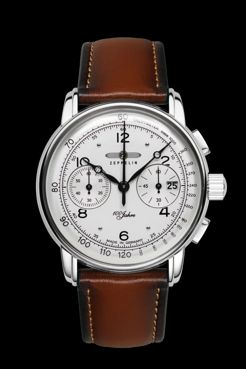 Zeppelin Herren Quarz-Chronograph mit cognacfarbenem Lederarmband und silbernem Gehäuse. Elegante Herrenuhr mit Stoppfunktion und Tachymeter-Skala.