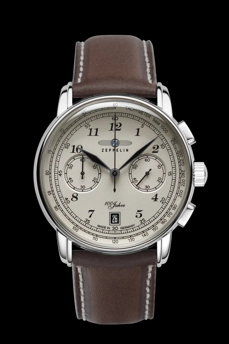 Zeppelin Quarz Herren-Chronograph mit Lederband in Braun. Elegante Herrenuhr mit silbernem Gehäuse, Tachymeter-Skala und Datumsanzeige.