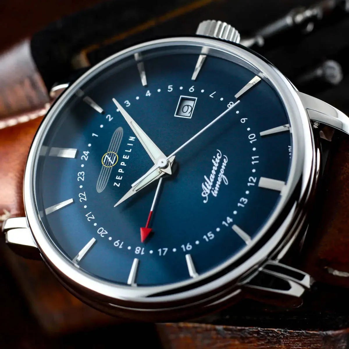 Zeppelin Herrenuhr-Quarz Silber mit Lederband.