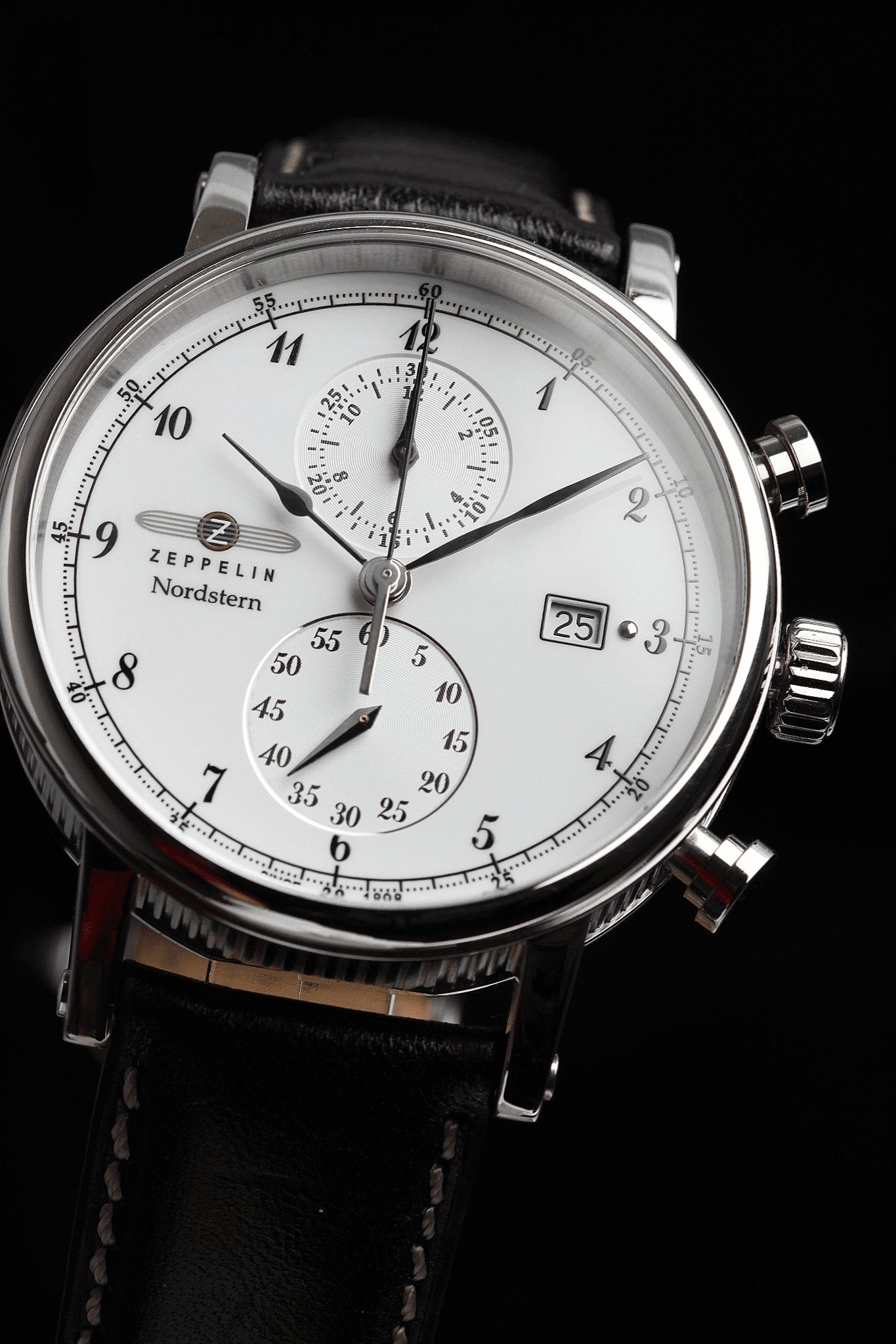 Zeppelin 7578-1 Herrenuhr Quarz Close-up Bendixen-Braun – Dein Uhrenladen Augsburg Uhren
