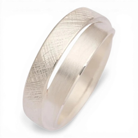 Manuela Carl Damenring aus 925er Silber mit eismatter Oberfläche. Eleganter, mattierter Ring erhältlich bei Bendixen-Braun, deinem Juwelier in Augsburg.