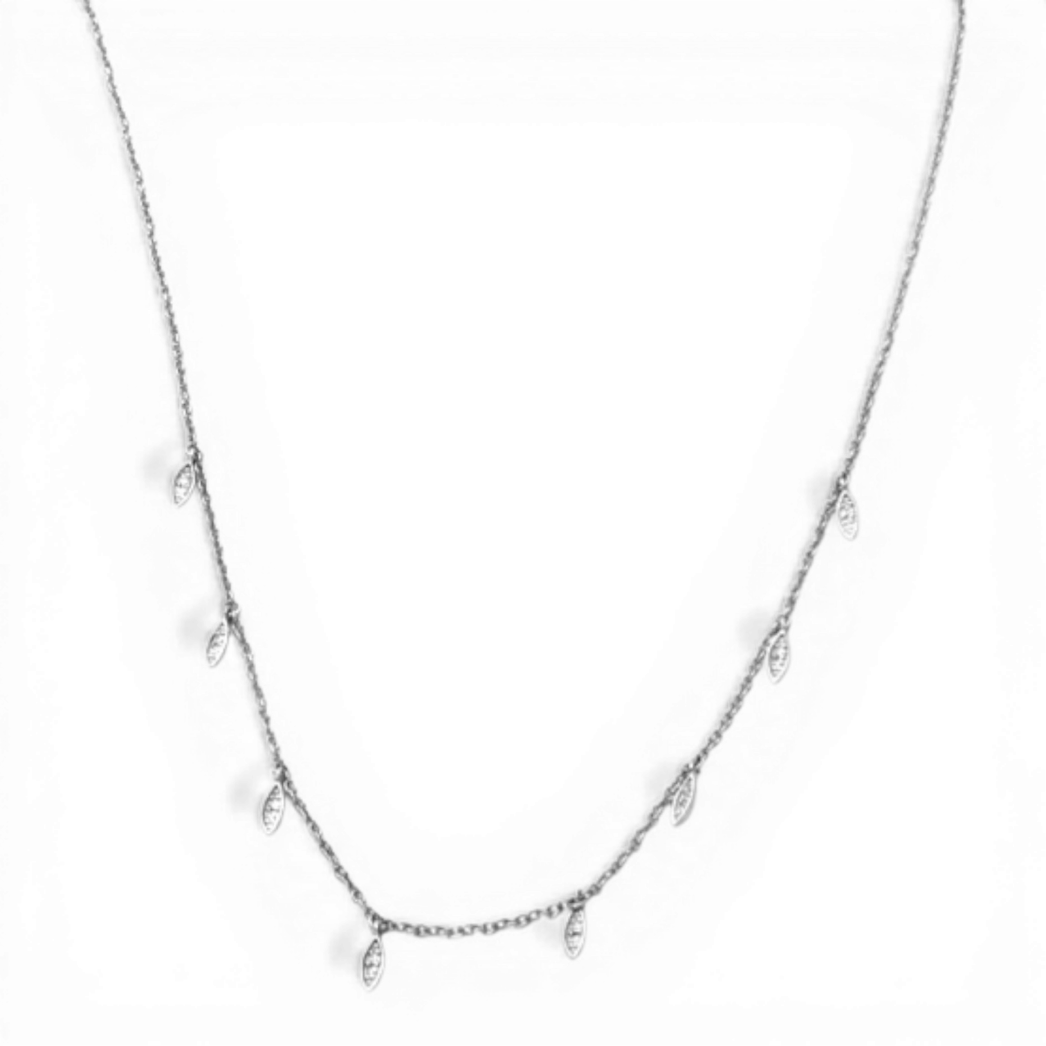 Manuela Carl Silberkette 925 rhodiniert mit filigranen Anhängern. Elegante Damenkette erhältlich bei Bendixen-Braun, deinem Juwelier in Augsburg.