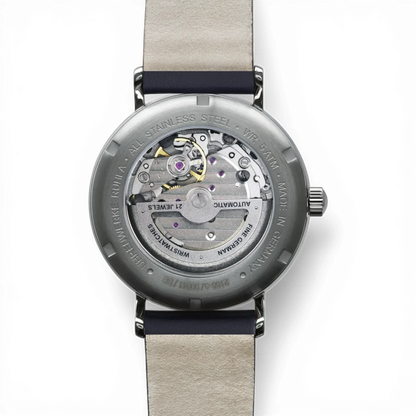 Rückseite der Bauhaus Herrenuhr Automatik mit Sichtboden. Hochwertiges Edelstahlgehäuse und präzises Uhrwerk, verfügbar bei Bendixen-Braun.