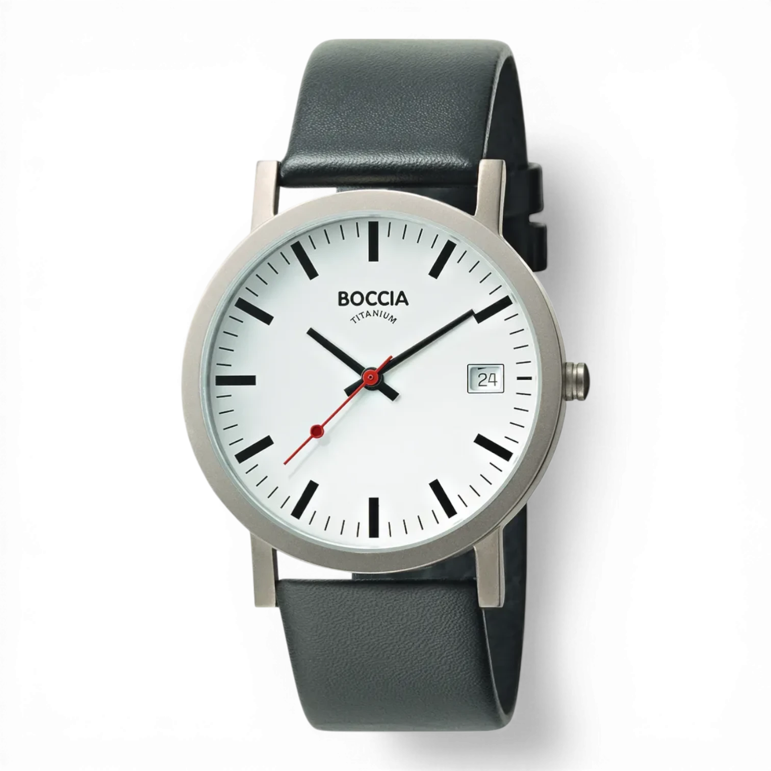 Boccia Titan Armbanduhr im Bahnhofsuhr-Stil mit schwarzem Lederarmband und weißem Zifferblatt. Quarzuhr mit Datumsanzeige, erhältlich bei Bendixen-Braun.