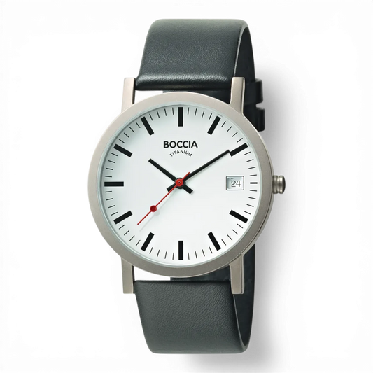 Boccia Titan Armbanduhr im Bahnhofsuhr-Stil mit schwarzem Lederarmband und weißem Zifferblatt. Quarzuhr mit Datumsanzeige, erhältlich bei Bendixen-Braun.