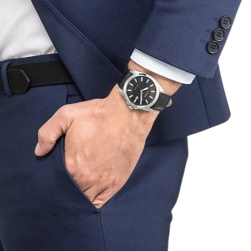 Citizen Herrenuhr Solar mit Lederarmband in Schwarz, getragen zu einem eleganten Anzug. Stilvolle Solaruhr für Herren bei Bendixen-Braun.
