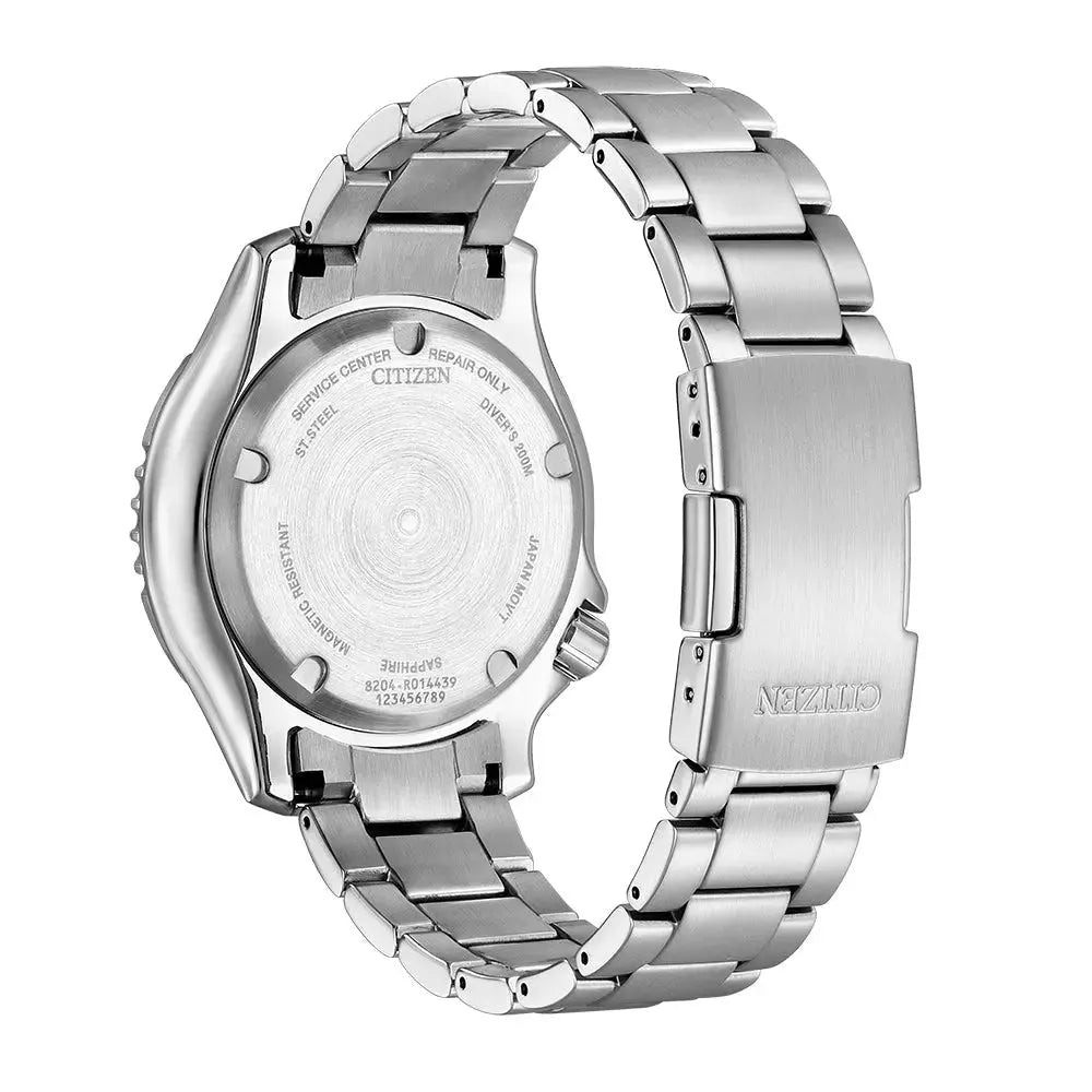 Rückseite der Citizen Herren-Automatikuhr Promaster Marine mit verschraubtem Gehäuseboden und Edelstahlarmband für maximale Langlebigkeit.