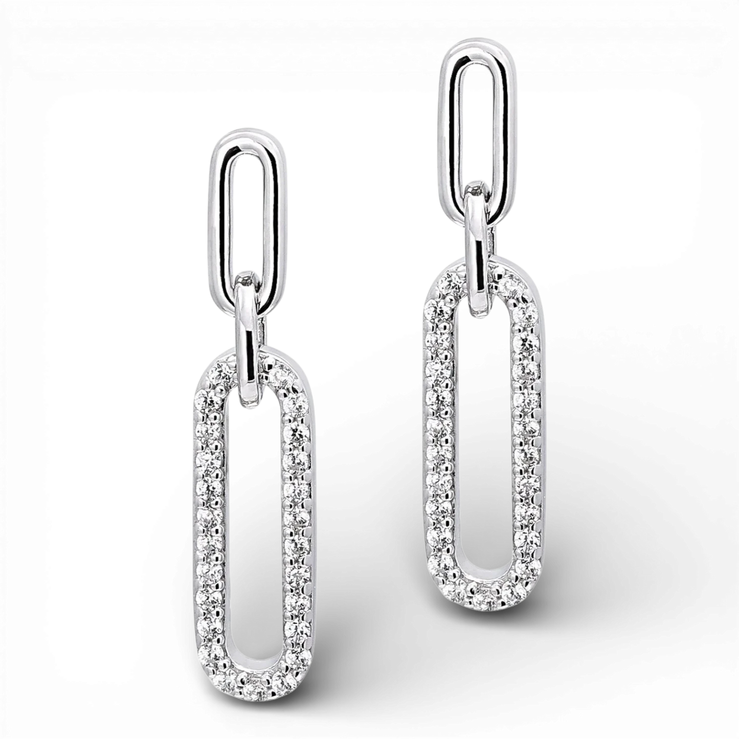 Yvette Ries Ohrhänger aus rhodiniertem Silber mit funkelnden Zirkonia-Steinen. Eleganter Schmuck für besondere Anlässe bei Bendixen-Braun.