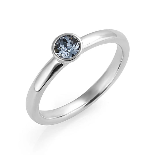 Yvette Ries Ring Silber 925 Zirkonia denim blue stehend – stilvoller Blickfang bei Bendixen-Braun, Deinem Juwelier für Schmuck in Augsburg.