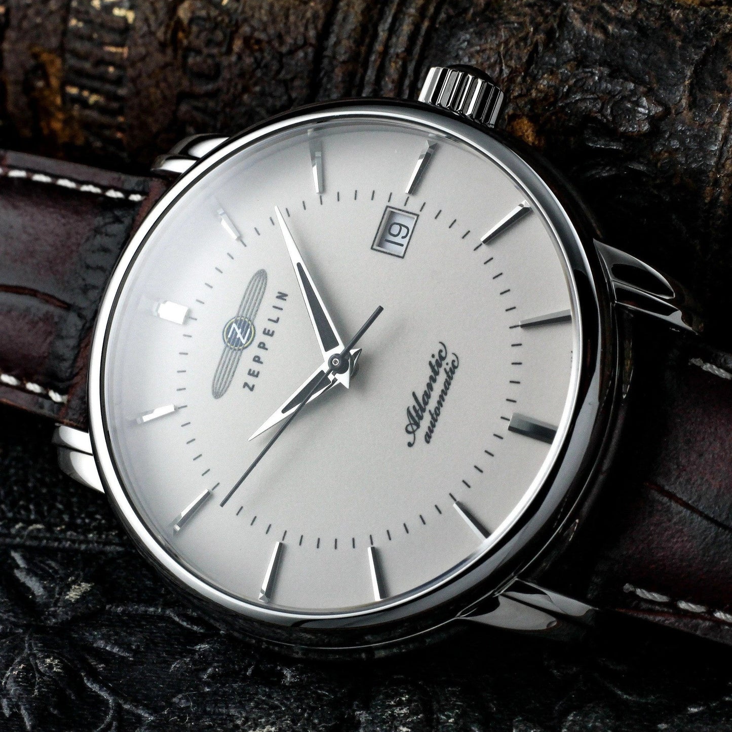 Elegante Zeppelin Herren Automatik-Armbanduhr mit silbernem Zifferblatt und braunem Lederarmband. Hochwertige Verarbeitung für zeitlose Eleganz.