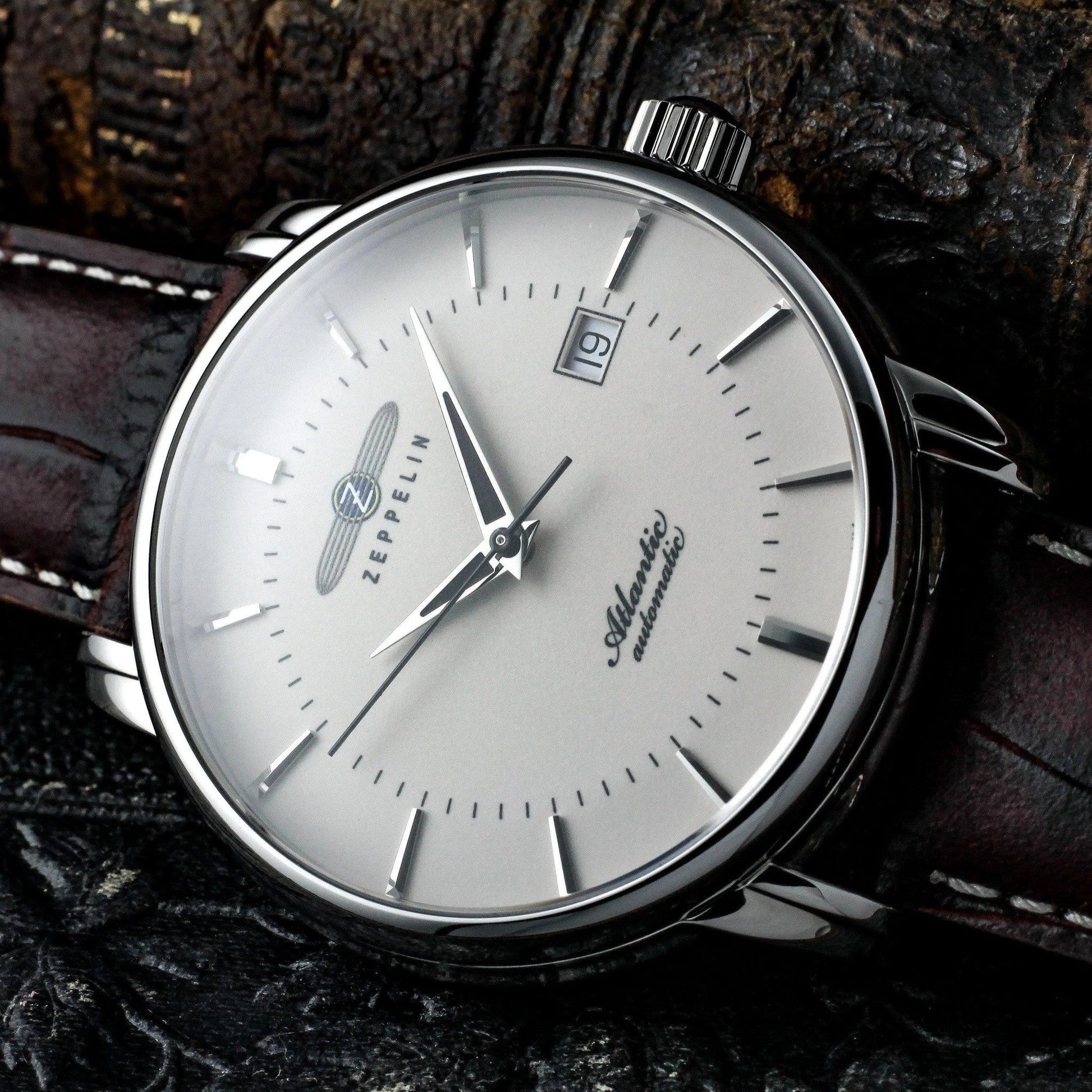Elegante Zeppelin Herren Automatik-Armbanduhr mit silbernem Zifferblatt und braunem Lederarmband. Hochwertige Verarbeitung für zeitlose Eleganz.