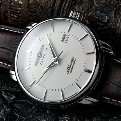 Elegante Zeppelin Herren Automatik-Armbanduhr mit silbernem Zifferblatt und braunem Lederarmband. Hochwertige Verarbeitung für zeitlose Eleganz.