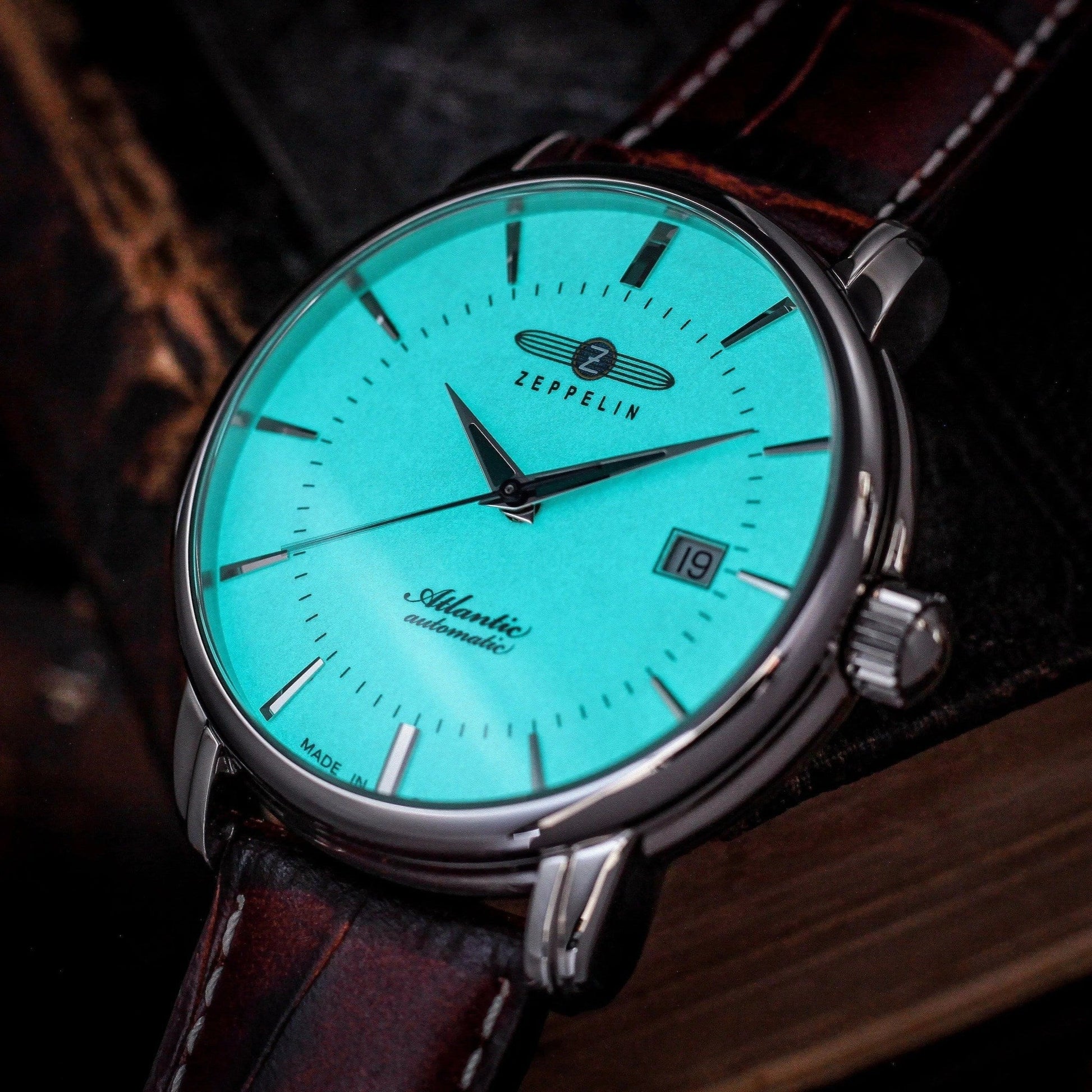 Zeppelin Herren Automatik-Armbanduhr mit leuchtendem Zifferblatt im Dunkeln. Klassisches Design mit Datumsanzeige und hochwertigem Lederband.