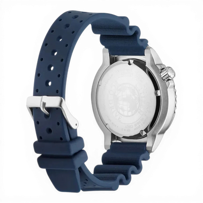 Rückansicht der Citizen Herren-Solartaucheruhr Promaster Blau mit graviertem Gehäuseboden und flexiblem, perforiertem Kautschukarmband für hohen Tragekomfort.