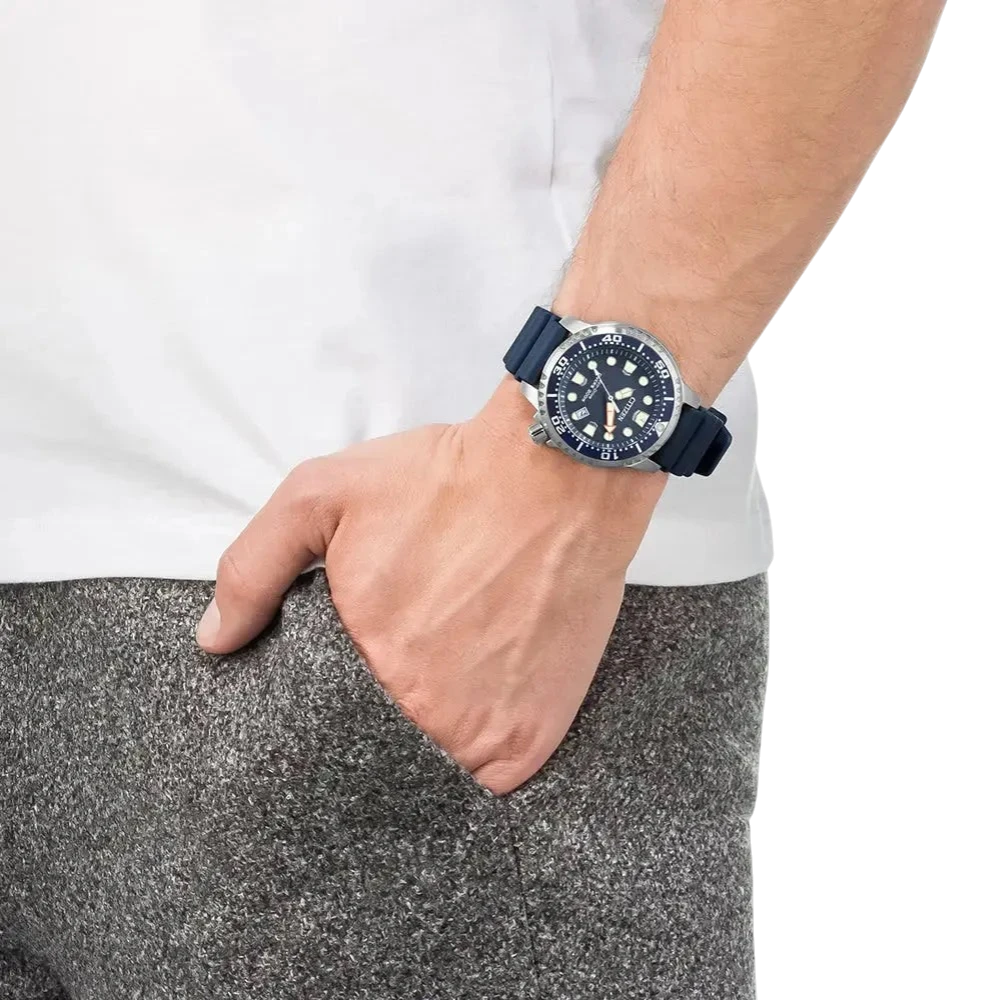 Citizen Herren-Solartaucheruhr Promaster Blau am Handgelenk getragen. Sportliches Design mit blauem Kautschukarmband für einen modernen Look.