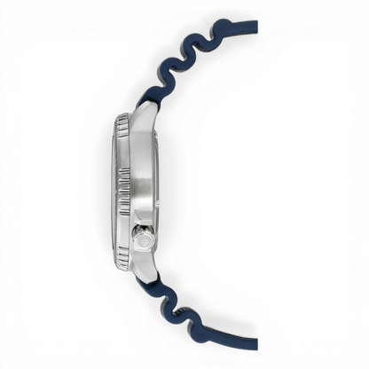 Seitenansicht der Citizen Herren-Solartaucheruhr Promaster Blau mit robustem Edelstahlgehäuse und verschraubter Krone für maximale Wasserdichtigkeit.
