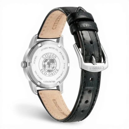 Rückseite der Citizen Damenuhr Eco-Drive mit eingraviertem Logo und hochwertigem Lederarmband im Croco-Look. Robuste Verarbeitung für langlebige Eleganz.