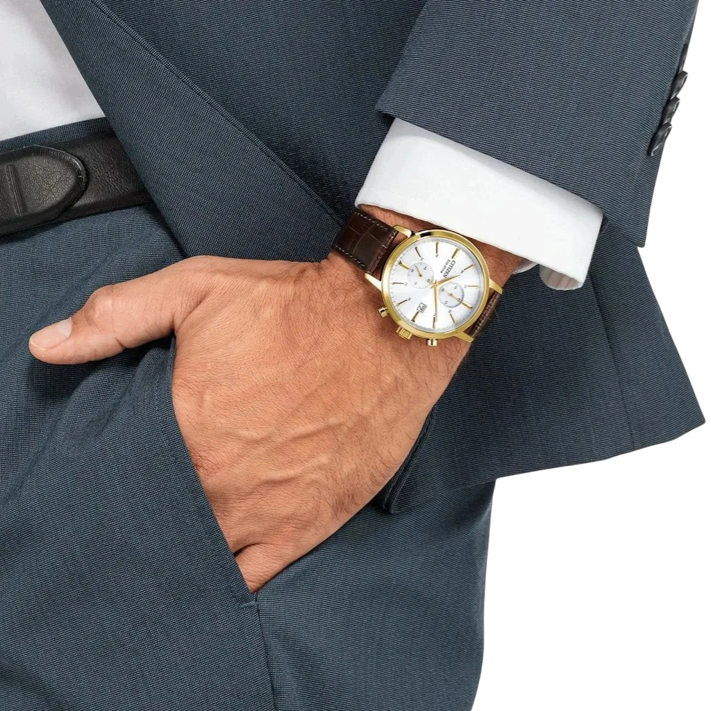 Citizen Herren-Chronograph Eco-Drive Gold Weiß am Handgelenk getragen. Edle Herrenuhr mit braunem Lederarmband für stilbewusste Männer.