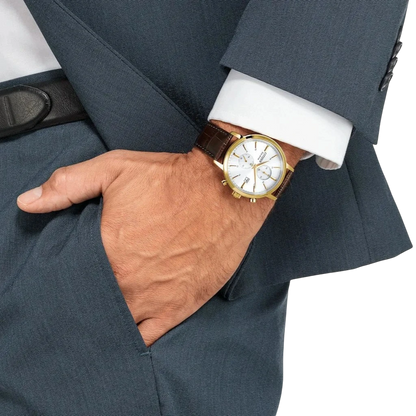 Citizen Herren-Chronograph Eco-Drive Gold Weiß am Handgelenk getragen. Edle Herrenuhr mit braunem Lederarmband für stilbewusste Männer.