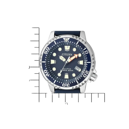 Größenvergleich der Citizen Herren-Solartaucheruhr Promaster Blau mit Millimeter-Skala. Perfekte Größe für sportliche und stilbewusste Herren.