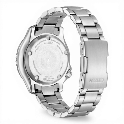 Rückseite der Citizen Herren-Automatikuhr Promaster Marine mit verschraubtem Gehäuseboden und Edelstahlarmband für maximale Langlebigkeit.