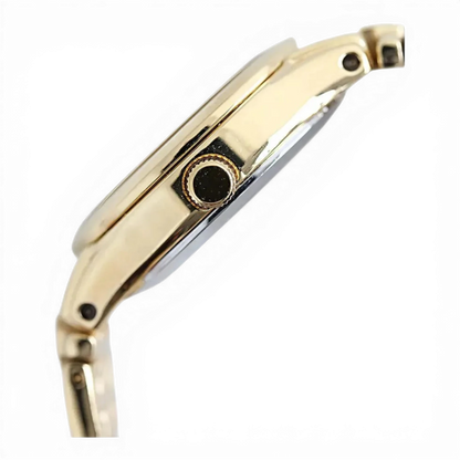 Seitliche Ansicht der Citizen Damen-Solaruhr in Gold mit beigem Zifferblatt. Hochwertiges Gehäuse mit feinen Details und langlebiger Verarbeitung.