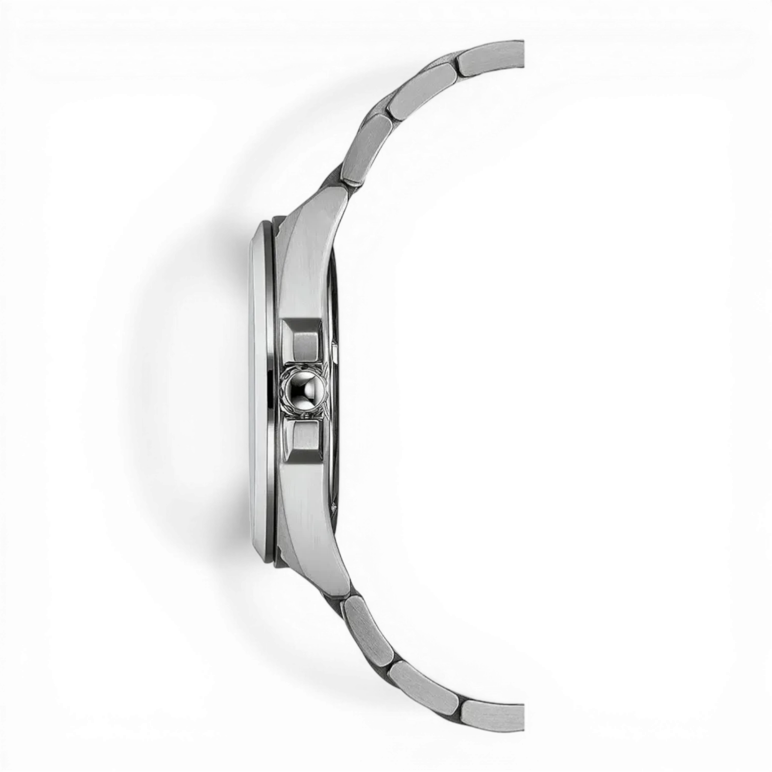 Seitliche Ansicht der Citizen Herrenuhr Edelstahl Solar mit schlankem Gehäuse und polierter Krone. Hochwertige Verarbeitung für stilbewusste Herren.
