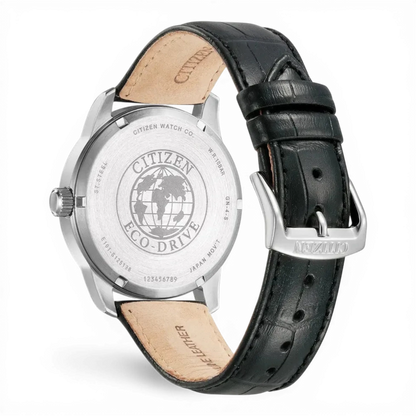 Rückseite der Citizen Klassischen Herren-Solaruhr mit Eco-Drive-Technologie und geprägtem Logo. Hochwertiges Edelstahlgehäuse mit Lederarmband.