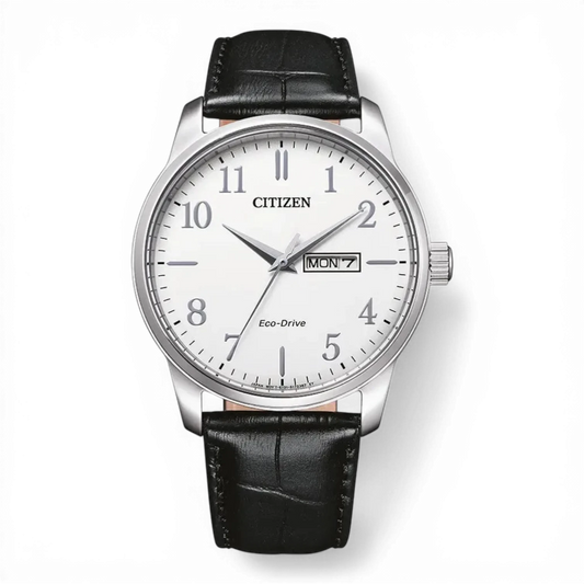 Citizen Klassische Herren-Solaruhr aus Edelstahl mit weißem Zifferblatt und schwarzem Lederarmband. Erhältlich bei Bendixen-Braun mit kostenlosem Versand.