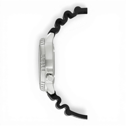 Seitenansicht der Citizen Herren-Solartaucheruhr Promaster Schwarz mit robustem Edelstahlgehäuse. Hochwertige Verarbeitung für den anspruchsvollen Taucher.