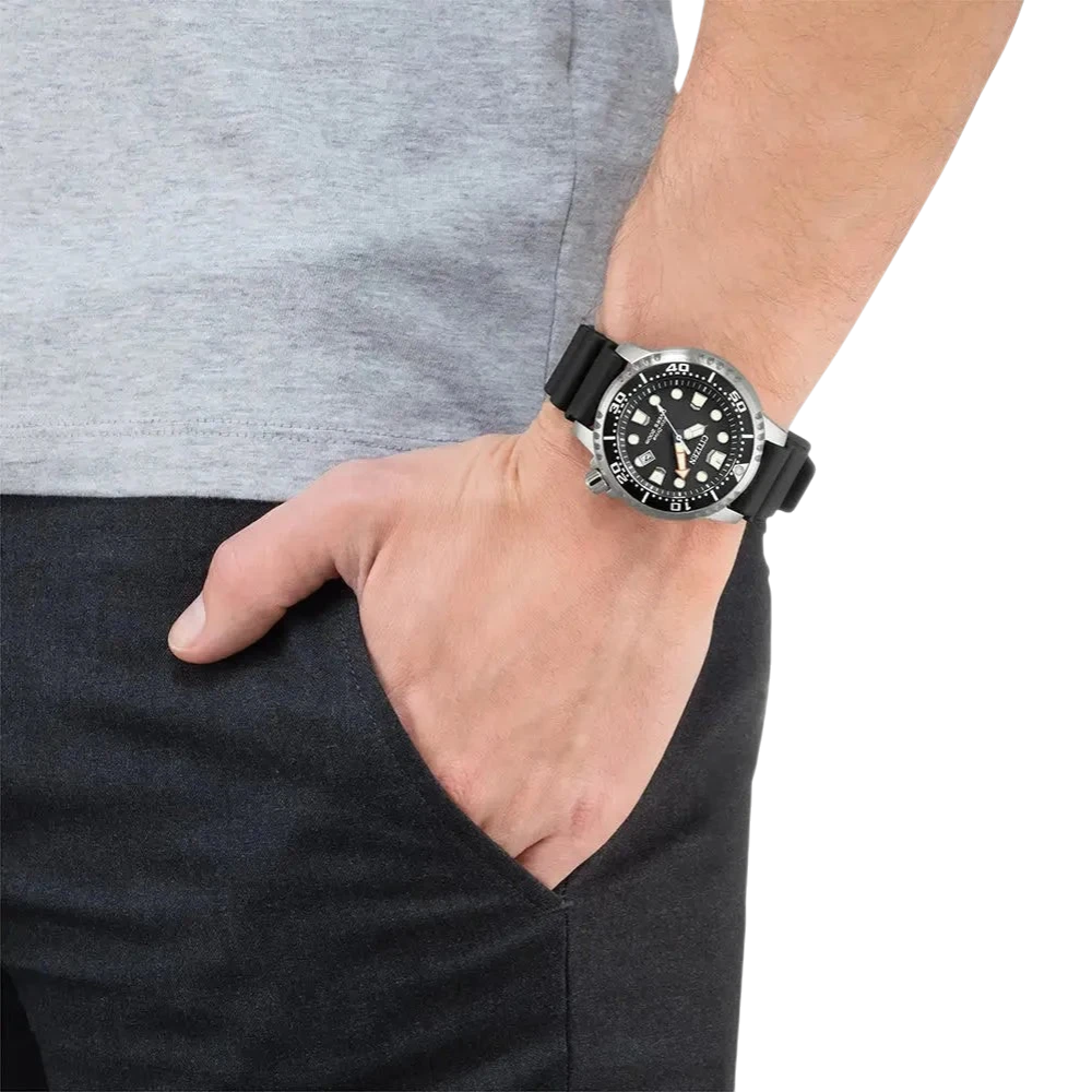 Citizen Herren-Solartaucheruhr Promaster Schwarz am Handgelenk getragen. Stilvolle und funktionale Taucheruhr für den modernen Mann.