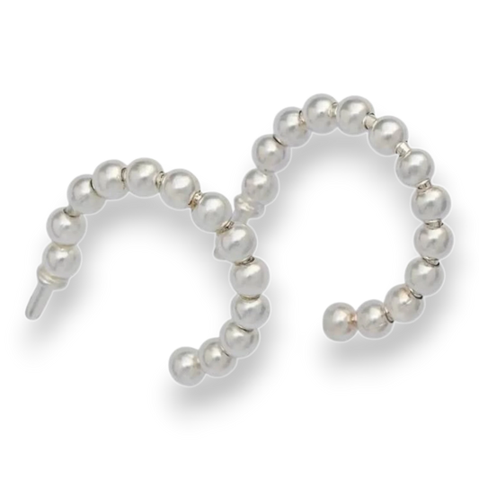Manuela Carl Ohrstecker Silber rhodiniert mit filigranem Perlendetail. Eleganter Schmuck bei Bendixen-Braun – ideal für besondere Anlässe.