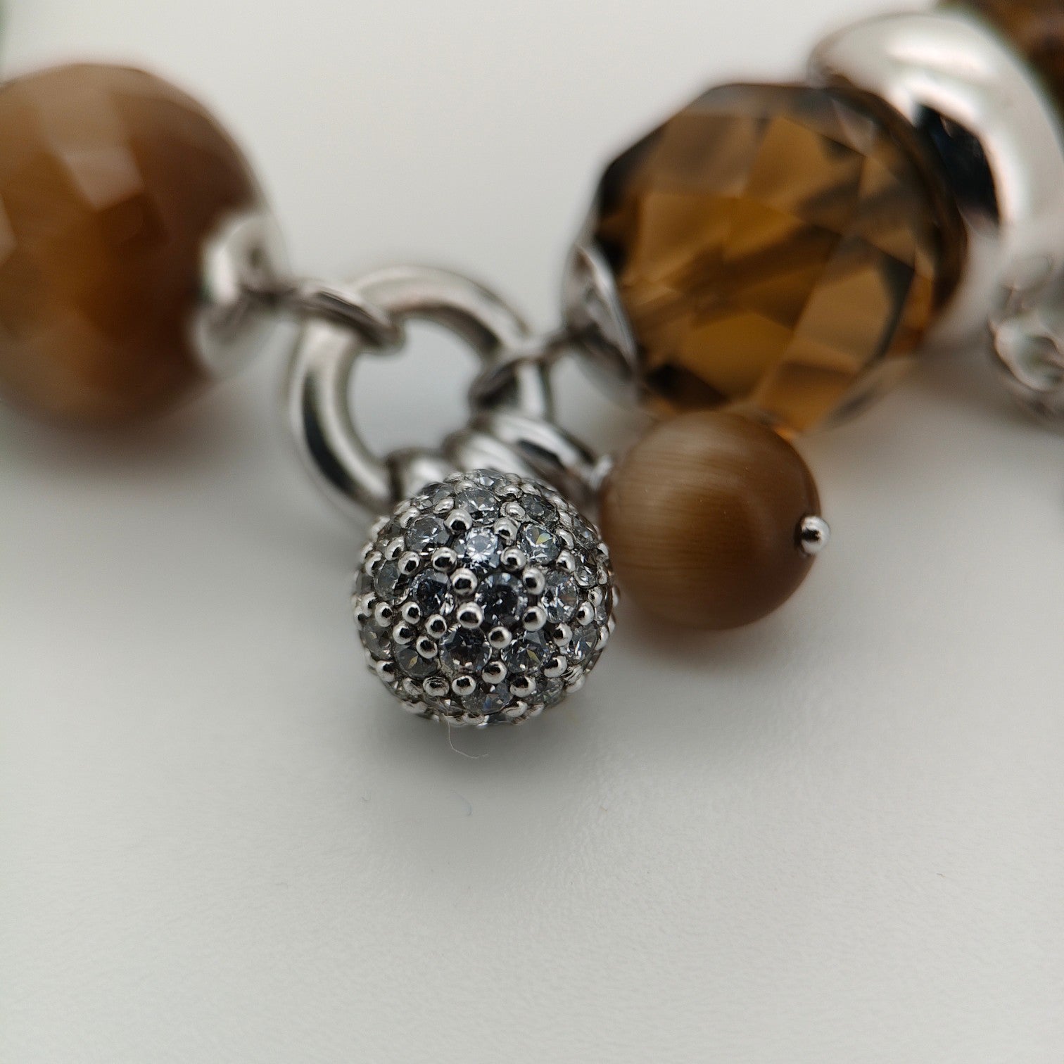 Bendixen-Braun rhodium-plated silver bracelet with brown glass stones and sparkling zirconia details.
