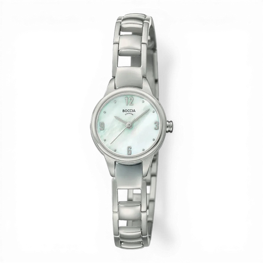 Boccia Titan Damenuhr mit Perlmutt-Zifferblatt und elegantem Gliederarmband. Leichte, stilvolle Quarzuhr für Damen, erhältlich bei Bendixen-Braun.