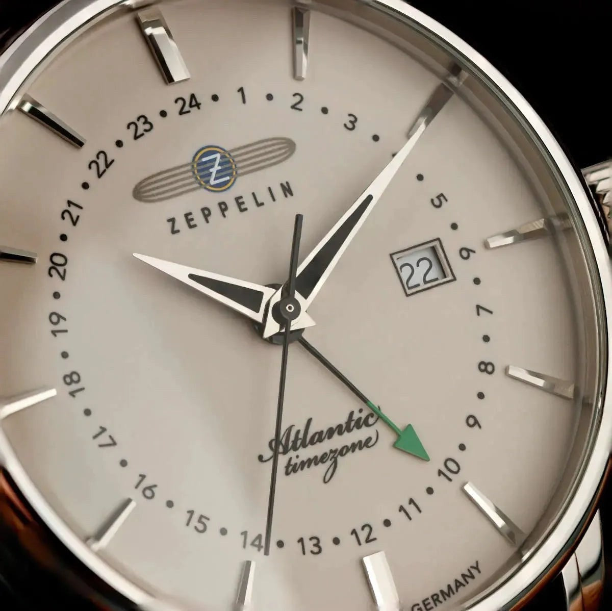 Zeppelin Herrenuhr-Quarz Beige mit Dual Time.